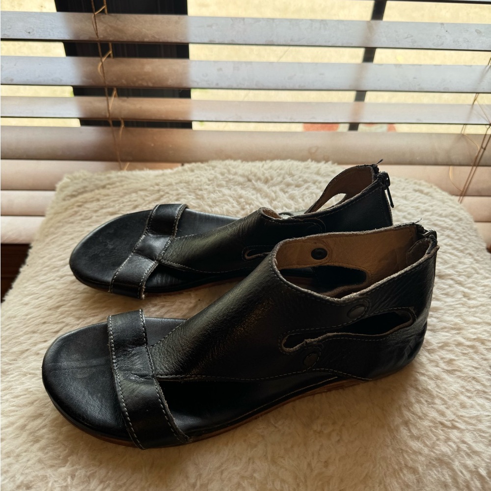 Bed Stu sandals. They are a women’s size 8. They are black.
